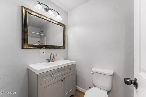 Bath - 21500 Circle Dr, Tehachapi, CA 93561 photo 1 of 3