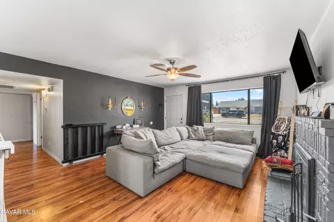 Living - 21500 Circle Dr, Tehachapi, CA 93561 photo 2 of 4