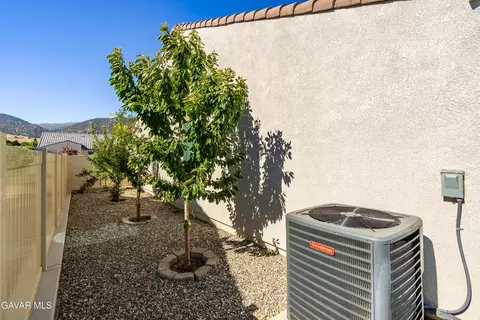 Exterior - 213 Cassano Dr, Tehachapi, CA 93561 photo 8 of 9