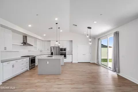 Entry Way - 213 Cassano Dr, Tehachapi, CA 93561 photo 2 of 4