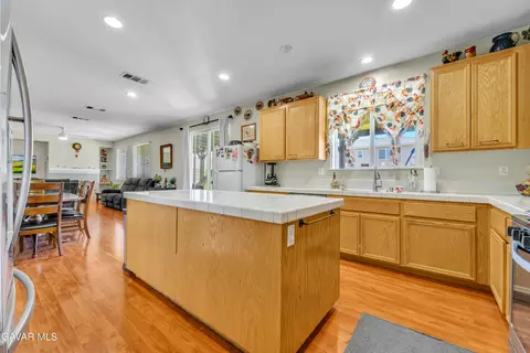 Kitchen - 44643 Leslie Ct, Lancaster, CA 93535 photo 2 of 2