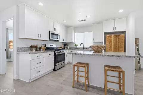 Kitchen - 20601 Country Club Dr, Tehachapi, CA 93561 photo 1 of 2