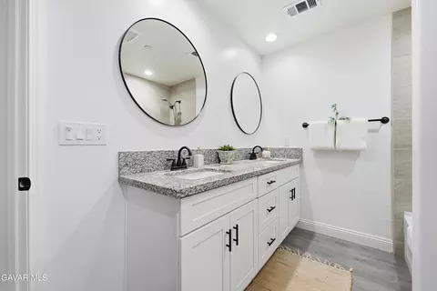 Bath - 20601 Country Club Dr, Tehachapi, CA 93561 photo 1 of 3