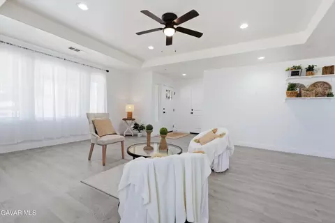 Living - 20601 Country Club Dr, Tehachapi, CA 93561 photo 2 of 2