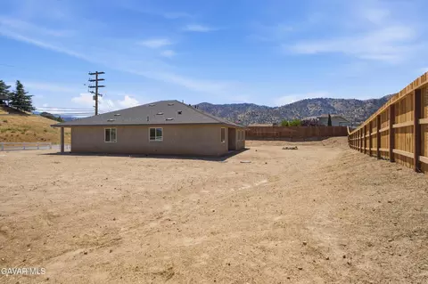Exterior - 20601 Country Club Dr, Tehachapi, CA 93561 photo 3 of 4