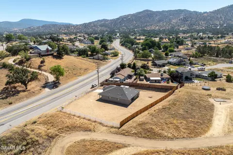 View/Area - 20601 Country Club Dr, Tehachapi, CA 93561 photo 12 of 14