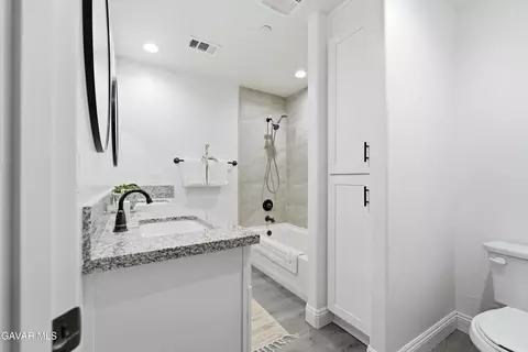 Bath - 20601 Country Club Dr, Tehachapi, CA 93561 photo 2 of 3