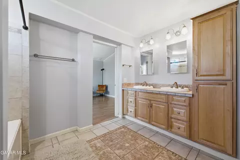 Bath - 2543 Lawrence Ave, Lancaster, CA 93536 photo 4 of 5