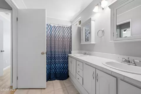 Bath - 2543 Lawrence Ave, Lancaster, CA 93536 photo 5 of 5