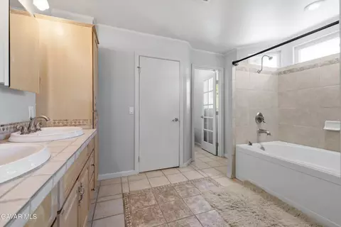 Bath - 2543 Lawrence Ave, Lancaster, CA 93536 photo 3 of 5