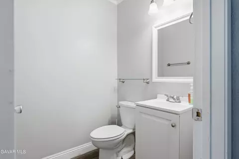 Bath - 2543 Lawrence Ave, Lancaster, CA 93536 photo 1 of 5