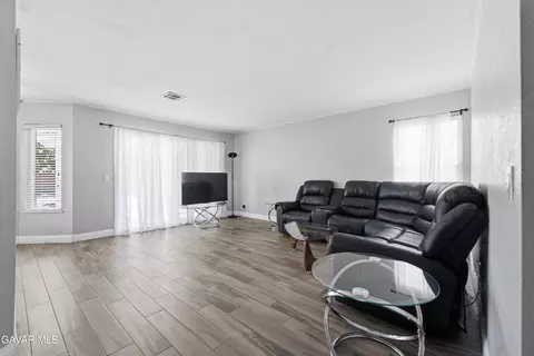 Living - 2543 Lawrence Ave, Lancaster, CA 93536 photo 2 of 2