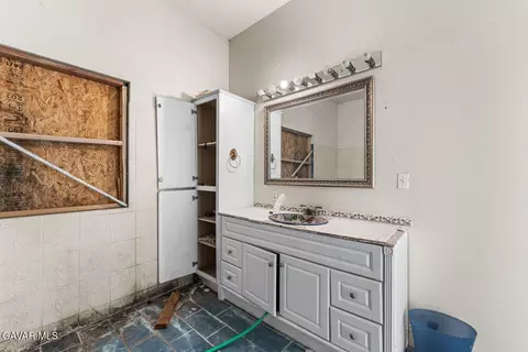 Bath - 4463 Cloud 9 Ave, Mojave, CA 93501 photo 2 of 5