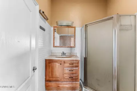 Bath - 4463 Cloud 9 Ave, Mojave, CA 93501 photo 4 of 5