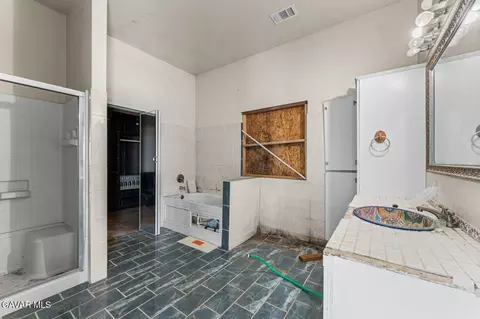 Bath - 4463 Cloud 9 Ave, Mojave, CA 93501 photo 1 of 5