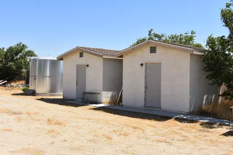 Exterior - 6293 Backus Rd, Mojave, CA 93501 photo 11 of 19