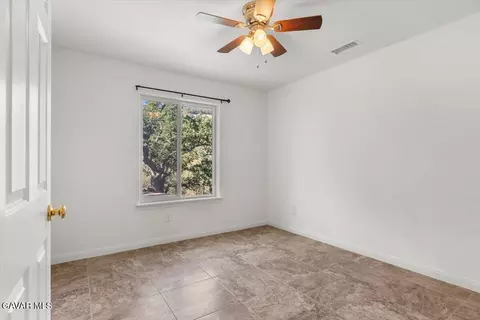 Bedroom - 25340 Deertrail Dr, Tehachapi, CA 93561 photo 2 of 5