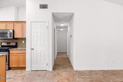 Entry Way - 25340 Deertrail Dr, Tehachapi, CA 93561 photo 1 of 2