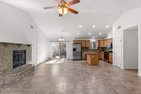 Living - 25340 Deertrail Dr, Tehachapi, CA 93561 photo 2 of 5