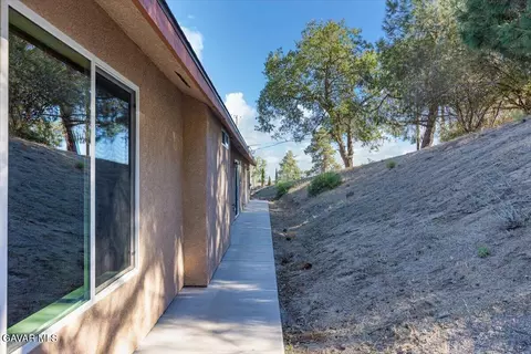 Exterior - 25340 Deertrail Dr, Tehachapi, CA 93561 photo 7 of 10