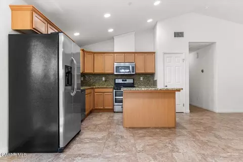 Kitchen - 25340 Deertrail Dr, Tehachapi, CA 93561 photo 1 of 2
