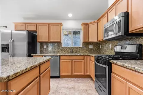 Kitchen - 25340 Deertrail Dr, Tehachapi, CA 93561 photo 2 of 2