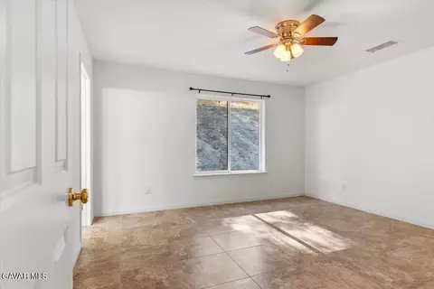 Bedroom - 25340 Deertrail Dr, Tehachapi, CA 93561 photo 1 of 5