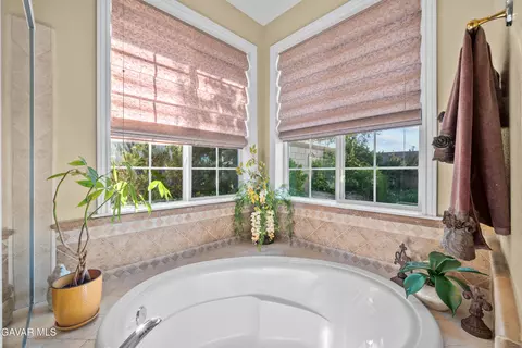 Bath - 239 Hawk Ln, Palmdale, CA 93551 photo 4 of 9