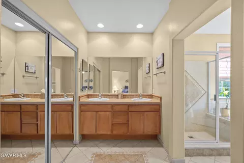 Bath - 239 Hawk Ln, Palmdale, CA 93551 photo 1 of 9