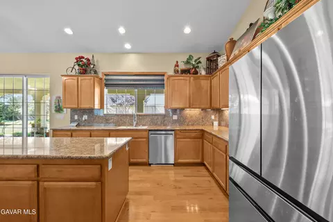 Kitchen - 239 Hawk Ln, Palmdale, CA 93551 photo 4 of 4