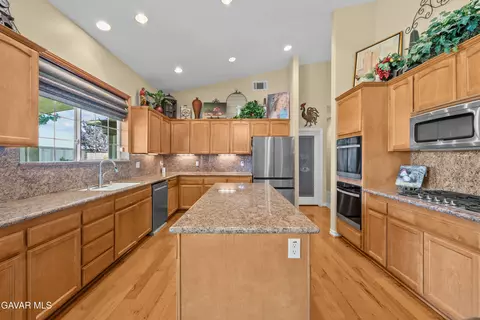 Kitchen - 239 Hawk Ln, Palmdale, CA 93551 photo 3 of 4