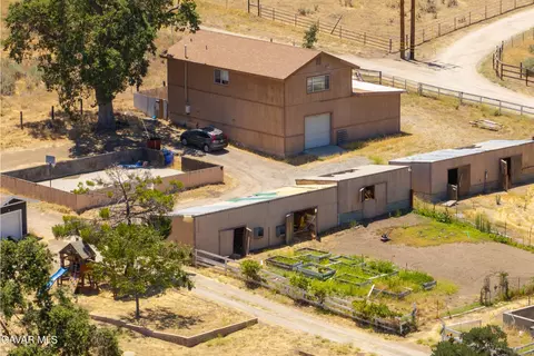 Exterior - 18518 Pellisier Rd, Tehachapi, CA 93561 photo 2 of 7