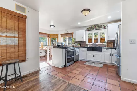 Kitchen - 18518 Pellisier Rd, Tehachapi, CA 93561 photo 1 of 2