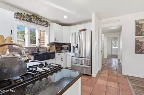 Kitchen - 18518 Pellisier Rd, Tehachapi, CA 93561 photo 2 of 2