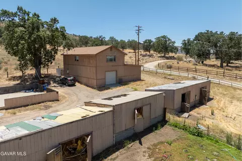 Exterior - 18518 Pellisier Rd, Tehachapi, CA 93561 photo 3 of 7