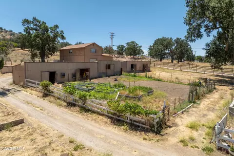 Exterior - 18518 Pellisier Rd, Tehachapi, CA 93561 photo 4 of 7