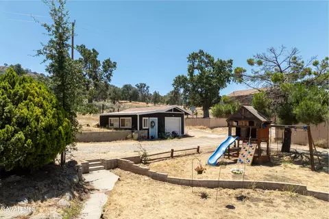 Exterior - 18518 Pellisier Rd, Tehachapi, CA 93561 photo 6 of 7