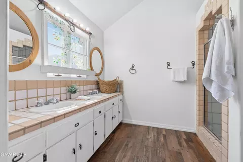 Bath - 18518 Pellisier Rd, Tehachapi, CA 93561 photo 3 of 3