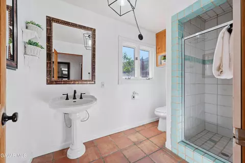 Bath - 18518 Pellisier Rd, Tehachapi, CA 93561 photo 2 of 3