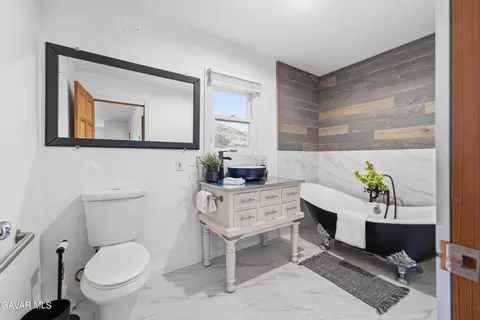 Bath - 18518 Pellisier Rd, Tehachapi, CA 93561 photo 1 of 3