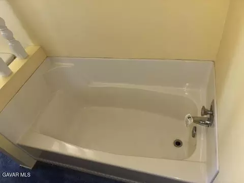 Bath - 601 Maple St, Tehachapi, CA 93561 photo 8 of 8