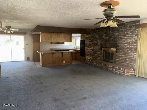 Living - 601 Maple St, Tehachapi, CA 93561 photo 2 of 6