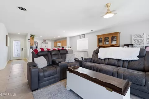 Living - 917 Laura Ln, Tehachapi, CA 93561 photo 1 of 2