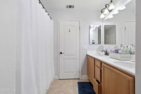 Bath - 917 Laura Ln, Tehachapi, CA 93561 photo 1 of 1