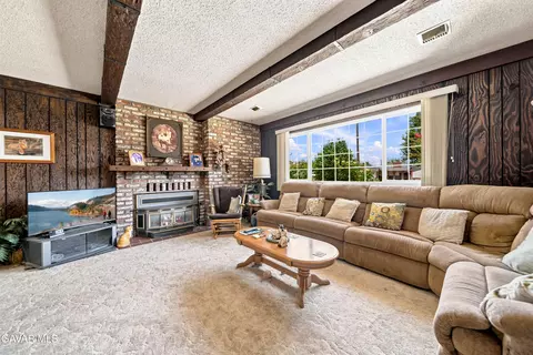 Living - 517 S Mill St, Tehachapi, CA 93561 photo 4 of 7