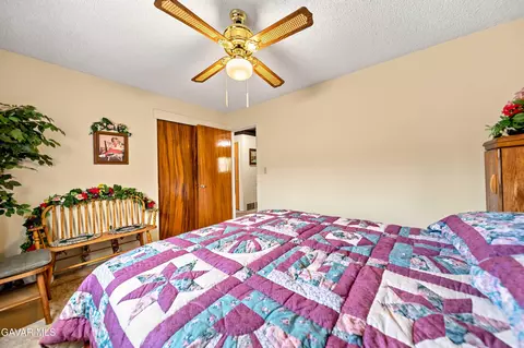 Bedroom - 517 S Mill St, Tehachapi, CA 93561 photo 3 of 5