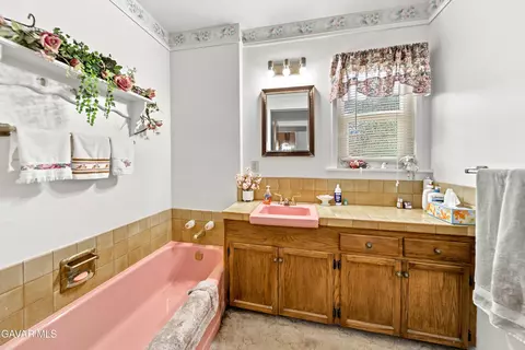 Bath - 517 S Mill St, Tehachapi, CA 93561 photo 1 of 2