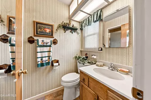 Bath - 517 S Mill St, Tehachapi, CA 93561 photo 2 of 2