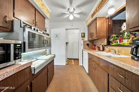 Kitchen - 517 S Mill St, Tehachapi, CA 93561 photo 2 of 3