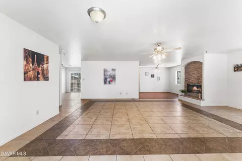 21208 Madre St, Tehachapi, CA 93561 photo 2